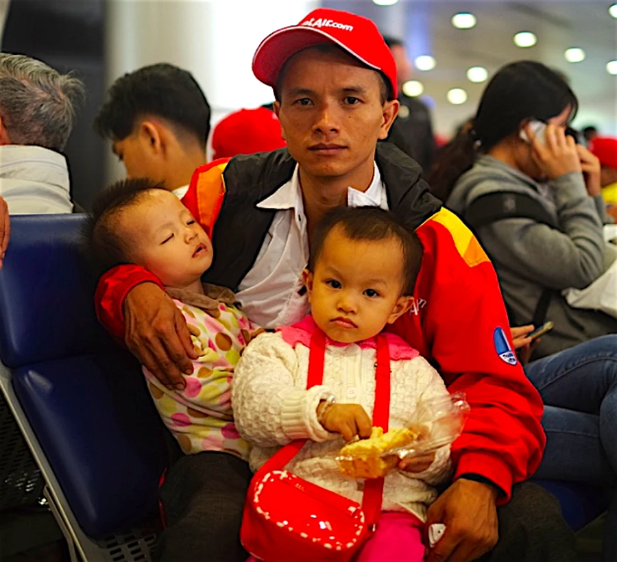 Hãng bay Vietjet cũng hỗ trợ hai chuyến bay miễn phí đưa công nhân về quê đoàn tụ gia đình. Ảnh: VJ Hãng bay Vietjet cũng hỗ trợ hai chuyến bay miễn phí đưa công nhân về quê đoàn tụ gia đình. Ảnh: VJ