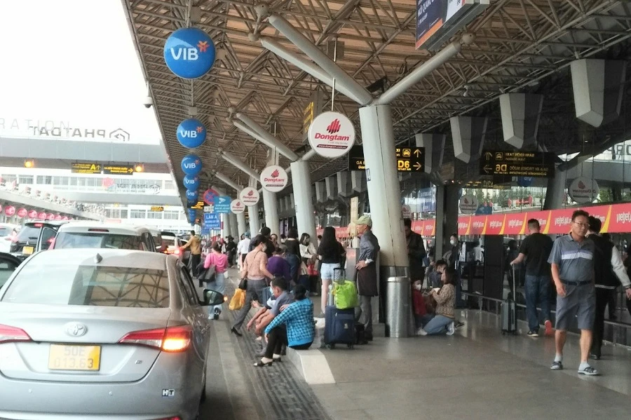 Ô tô nối đuôi nhau đưa khách đến sân bay Tân Sơn Nhất về quê dịp tết. Ảnh: P.ĐIỀN