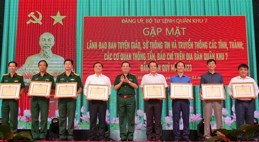 Bộ Tư lệnh Quân khu 7 tặng bằng khen cho 35 tập thể và 55 cá nhân có thành tích tiêu biểu trong phối hợp tuyên truyền. Ảnh: ĐL
