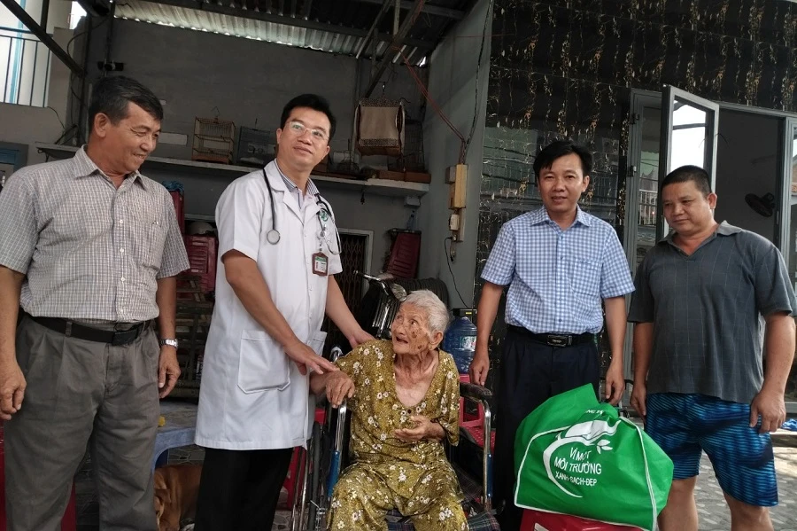 Lãnh đạo phường Tân Chánh Hiệp, cùng đoàn y bác sĩ khám bệnh và trao quà cho người cao tuổi trên địa bàn phường. Ảnh: P.ĐIỀN
