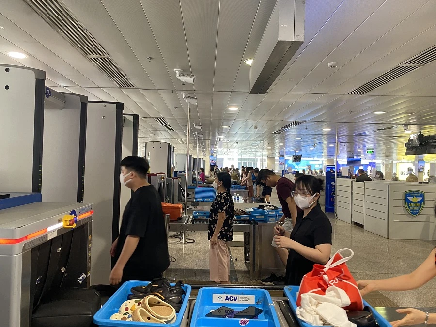 So cùng kì năm năm 2022, tổng số chuyến bay dịp lễ 30-1 tại sân bay Tân Sơn Nhất tăng 18,03%, tổng số khách tăng 32,79%. Ảnh: NIA