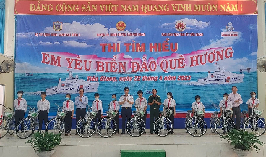 Bộ Tư lệnh vùng Cảnh sát biển 3 cùng đơn vị phối hợp trao quà cho học sinh vượt khó. Ảnh: CTV Bộ Tư lệnh vùng Cảnh sát biển 3 cùng đơn vị phối hợp trao quà cho học sinh vượt khó. Ảnh: CTV