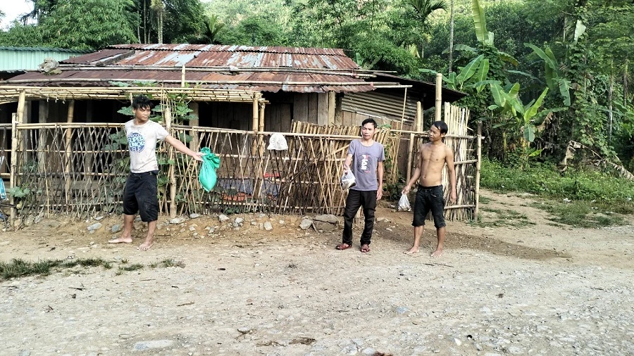 Do có nhiều loại cá có giá trị nên người dân mang về ăn hoặc bán cho hàng quán. Ảnh: T.LẠC