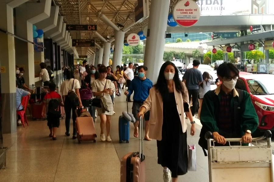 Dù tổng lượng khách đông đúc, nhưng sân bay Tân Sơn Nhất khá thông thoáng trong ngày đầu của kì nghỉ lễ kéo dài năm ngày. Ảnh: P.ĐIỀN