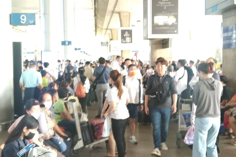 Bình quân mỗi ngày cao điểm lễ 30-4 có hơn 40.000 khách quốc tế đi/đến sân bay Tân Sơn Nhất. Ảnh: P.ĐIỀN
