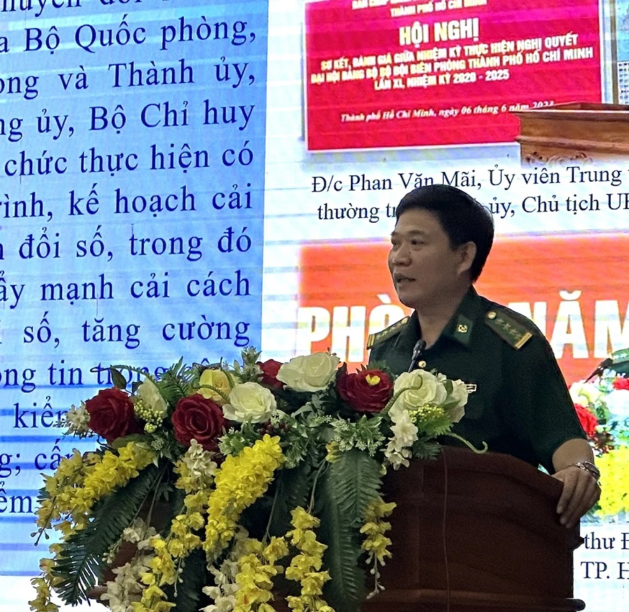 Đại tá Trần Thanh Đức, Chỉ huy trưởng Bộ đội Biên phòng TP, cho biết thời gian làm thủ tục biên phòng cho một chuyến tàu từ 60-90 phút xuống còn khoảng 10-15 phút/1 tàu. Ảnh: P.ĐIỀN