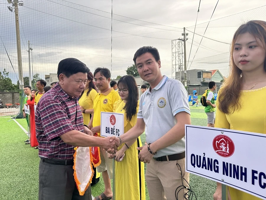 Ông Nguyễn Văn Dưỡng, Phó Chủ tịch Thường trực Hội đồng hương Quảng Bình tại TP.HCM, trao cờ lưu niệm cho các đội bóng. Ảnh: P.ĐIỀN