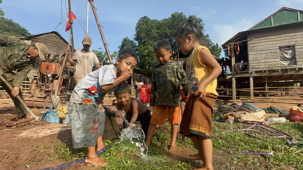 Nước về bản giữa hè nắng nóng khiến khe suối cạn nguồn nước. Ảnh: P. ĐIỀN