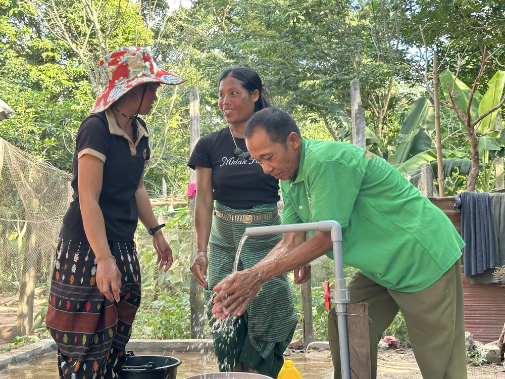 Trao giếng nước sạch và thắp sáng vùng biên Thượng Trạch ảnh 1