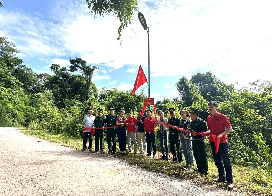 Đèn đường thắp sáng vùng biên ở Quảng Bình. Ảnh: P.ĐIỀN