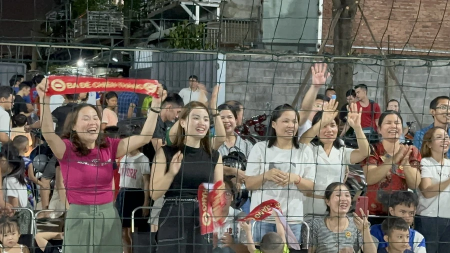 Đông đảo bà con đồng hương đến cổ vũ cho các đội bóng. Ảnh: P.ĐIỀN