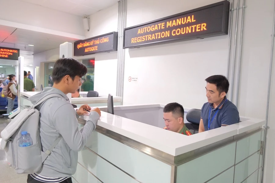 Sân bay Tân Sơn Nhất thử nghiệm 10 máy quét hộ chiếu tự động ảnh 1