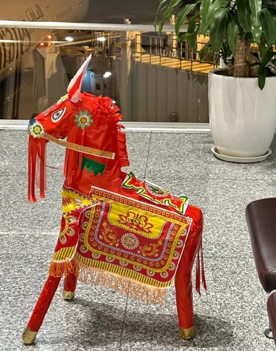 Ngựa giấy vàng mã không nằm trong danh mục vật phẩm nguy hiểm. Ảnh: NVCC