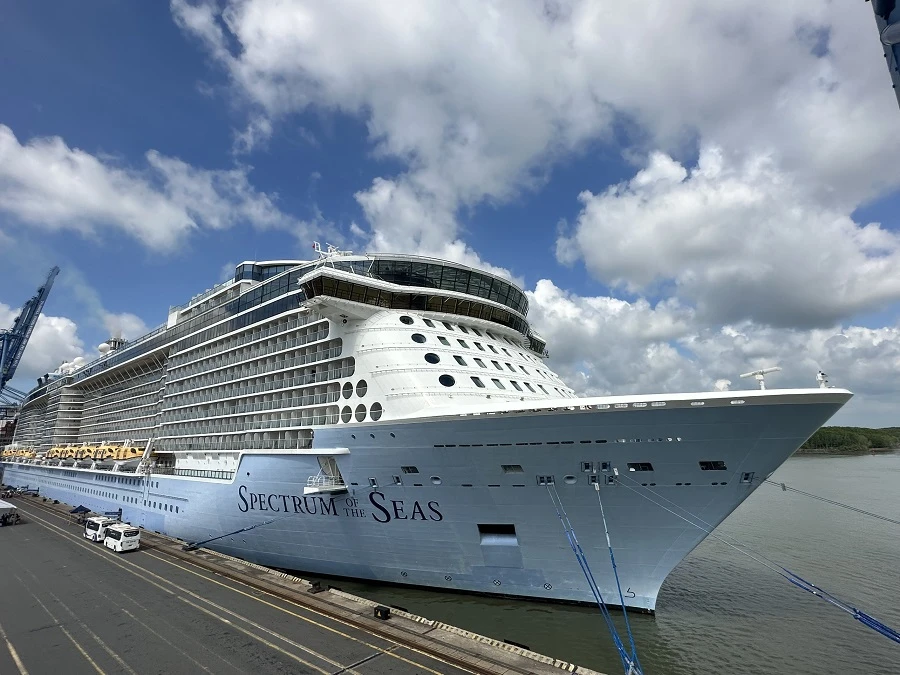 Siêu du thuyền lớn nhất châu Á, đưa 4.000 khách cập cảng Phú Mỹ, Bà Rịa-Vũng Tàu, ngày 22-8. Ảnh: P.ĐIỀN Siêu du thuyền lớn nhất châu Á, đưa 4.000 khách cập cảng Phú Mỹ, Bà Rịa-Vũng Tàu, ngày 22-8. Ảnh: P.ĐIỀN