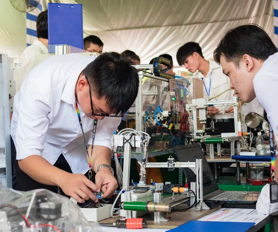 Sinh viên tham gia triển lãm các sản phẩm công nghệ. Ảnh: AN NHIÊN