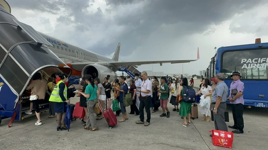 Đường bay du lịch đông đúc dịp cận lễ 2-9 ảnh 1