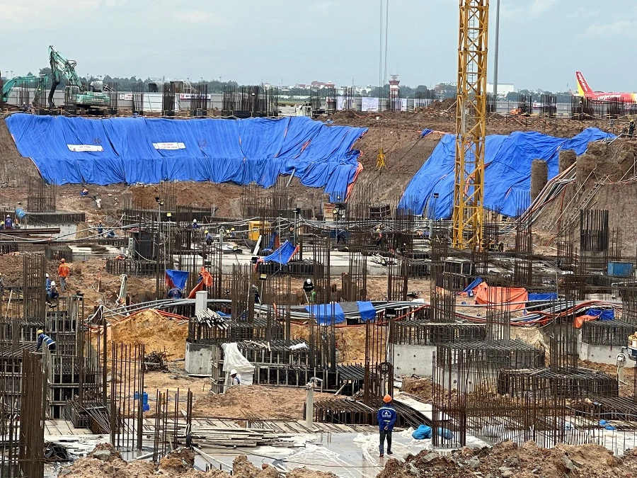 Các nhà thầu đang thi công nhà ga T3, sân bay Tân Sơn Nhất. Ảnh: P.ĐIỀN Các nhà thầu đang thi công nhà ga T3, sân bay Tân Sơn Nhất. Ảnh: P.ĐIỀN