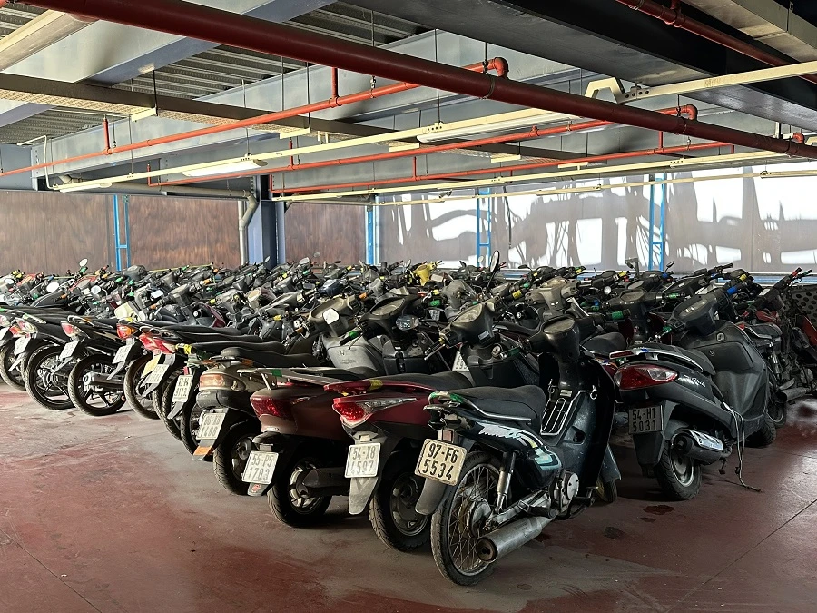 Khu vực xe bị bỏ quên tại nhà xe trong sân bay Tân Sơn Nhất, nhiều xe còn mới. Ảnh Phong Điền