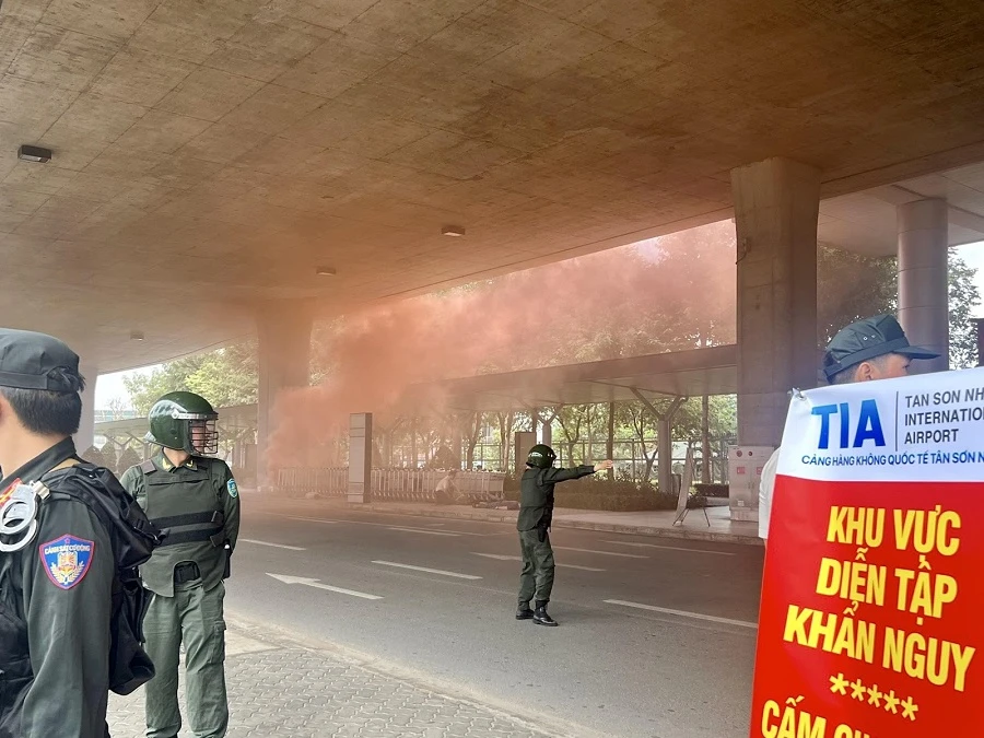 Diễn tập phòng chống gây rối công cộng tại sân bay Tân Sơn Nhất