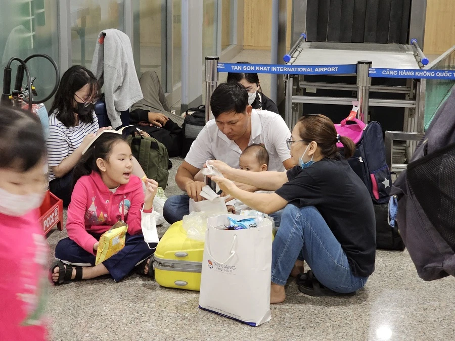 Hành khách mệt mỏi vì chờ đợi quá lâu ở sân bay Tân Sơn Nhất.