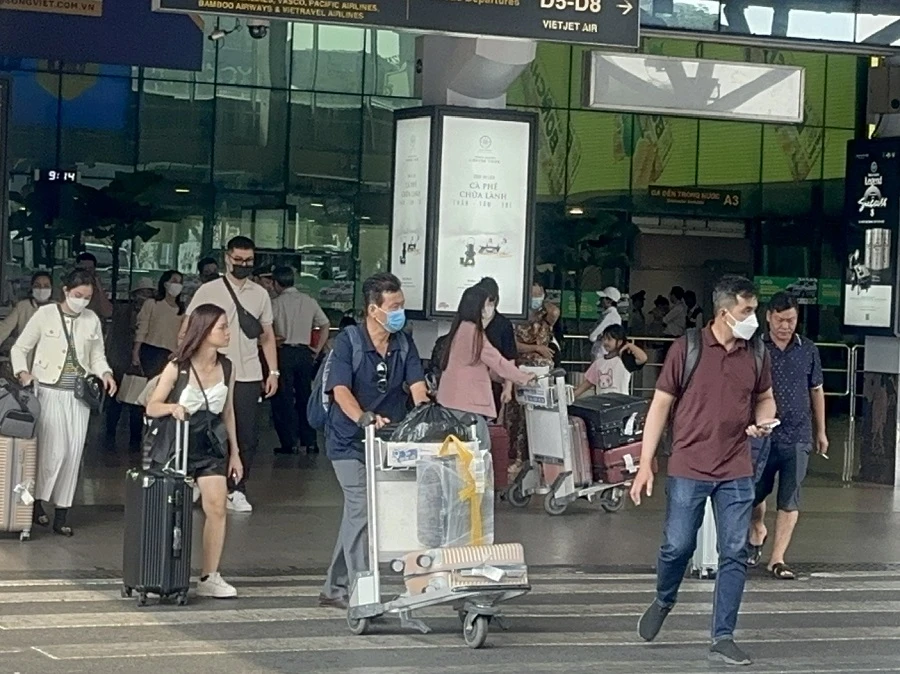 Sân bay Tân Sơn Nhất tấp nập đón khách quay trở lại TP.HCM