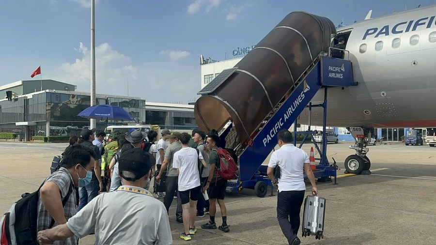 khach-cua-pacific airlines-chuyen-sang-bay-vietnam airlines.jpg