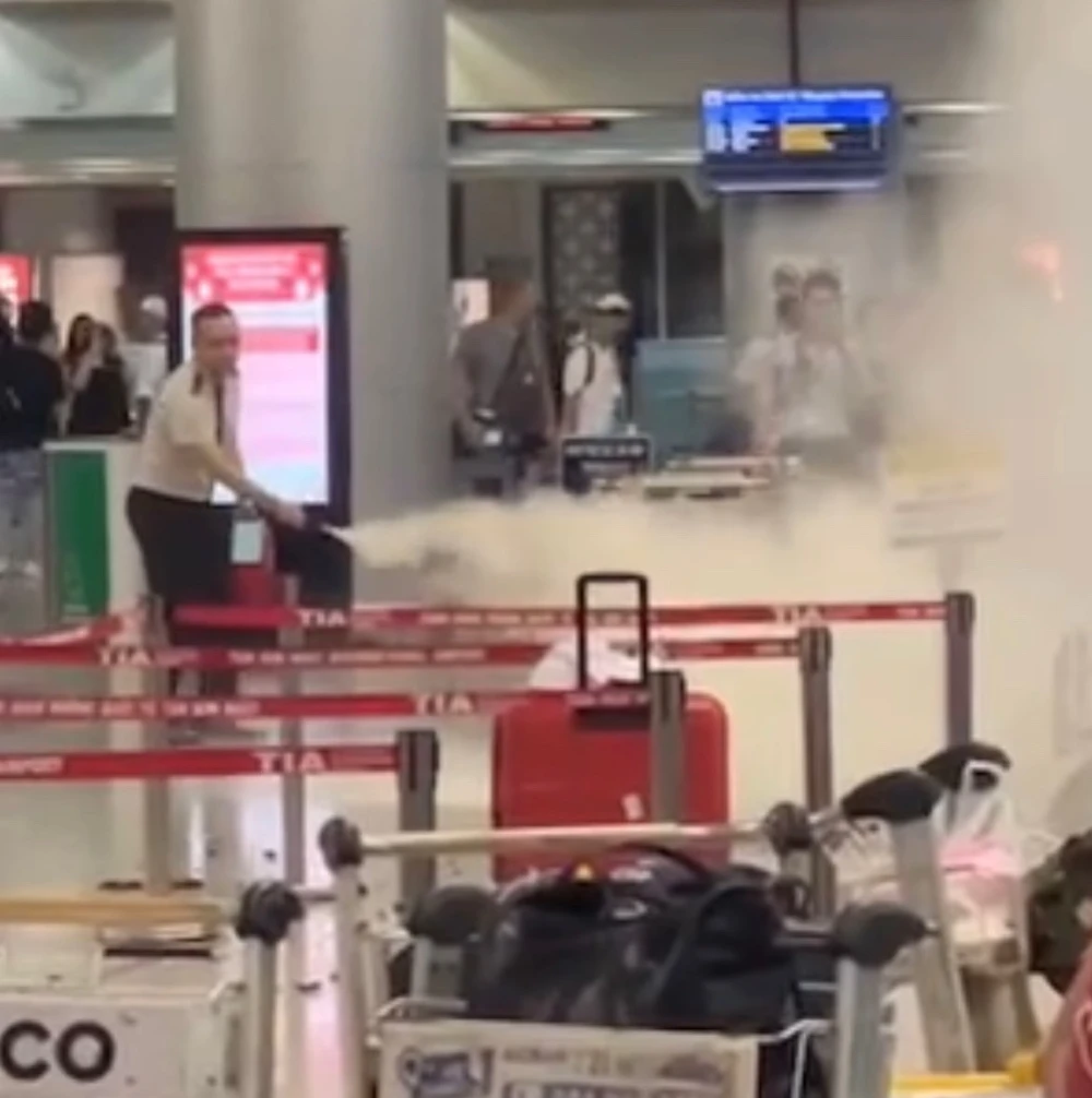 Đội an ninh sử dụng bình bột chữa cháy nên bụi bột tạo khói ở khu vực đảo G nhà ga quốc tế - sân bay Tân Sơn Nhất. Ảnh: CTV