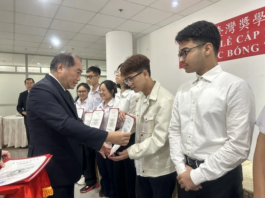 GS. TS Trần Hiền Hòa, Tham tán giáo dục, Phòng giáo dục Văn phòng Kinh tế và Văn hóa Đài Bắc tại TP.HCM trao học bổng cho sinh viên Việt Nam. Ảnh: P.ĐIỀN