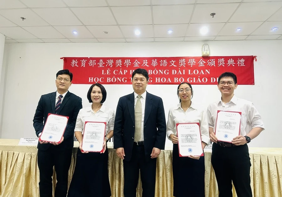 Ông Hàn Quốc Diệu, Chủ nhiệm Văn phòng Văn hóa và Kinh tế Đài Bắc tại TP.HCM trao học bổng cho bậc học tiến sĩ. Ảnh: P.ĐIỀN