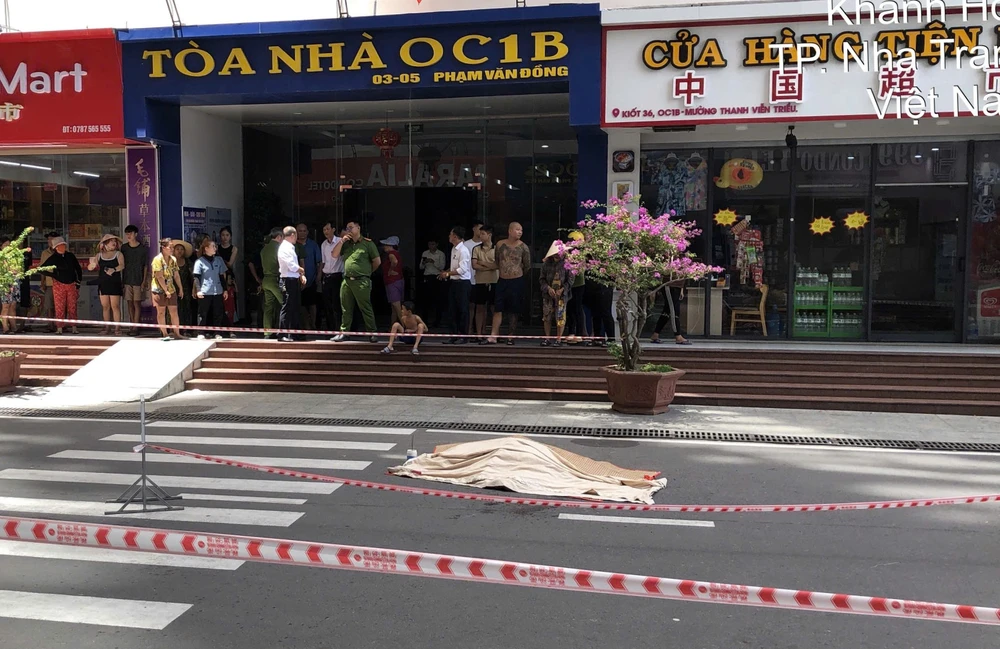 Công an phong tỏa, khám nghiệm hiện trường tại tổ hợp Mường Thanh Viễn Triều điều tra vụ việc. Ảnh: VĂN SỬU