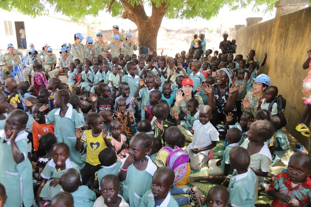 Bộ đội Việt Nam luôn được người dân, đặc biệt là trẻ em yêu mến. Ảnh: Cục GGHB.