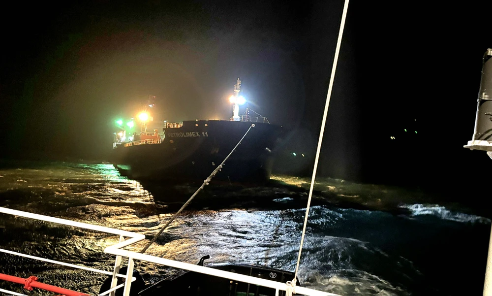 àu 991 tiếp cận cứu tàu hàng trong đêm 2-1. Ảnh: VŨ HẢI