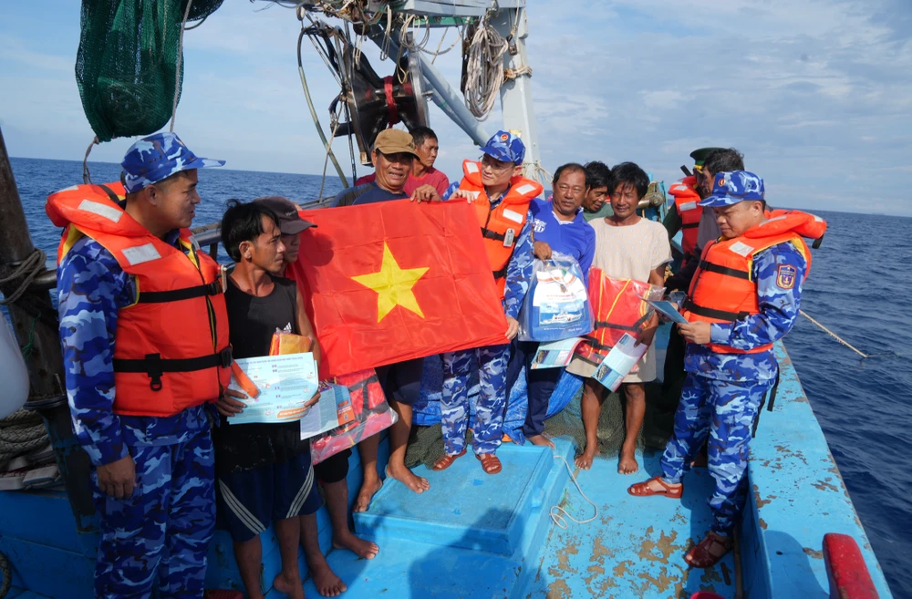 Tàu Cảnh sát biển 8005 thuộc Hải đoàn 32, Bộ Tư lệnh Vùng Cảnh sát biển 3 đã tiếp cận, kiểm tra, tuyên truyền pháp luật và tặng quà cho các tàu cá trên vùng biển Phú Yên. Ảnh: ĐỨC ĐỊNH
