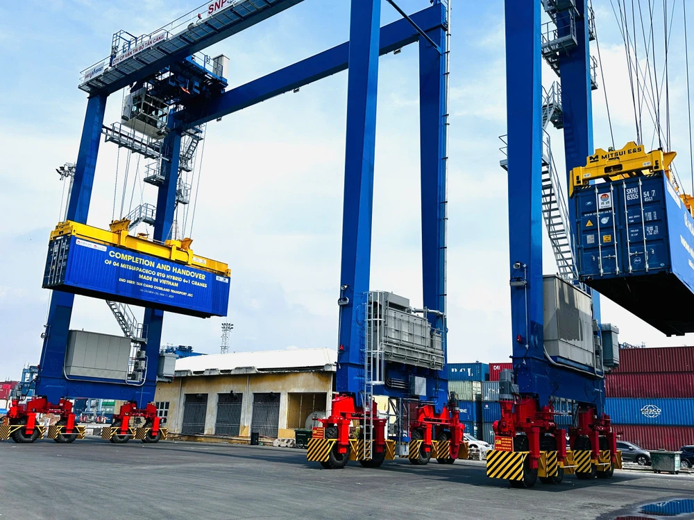 Bốn giàn cẩu chuyên dụng hiện đại đầu tiên do doanh nghiệp Việt Nam sản xuất phục vụ xếp dỡ container tại các cảng. Ảnh: AN NHIÊN
