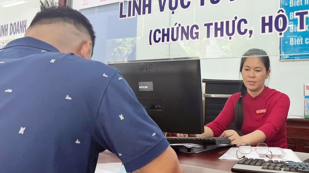 Cán bộ phường ở Bình Dương đang giải quyết thủ tục hành chính cho người dân.
