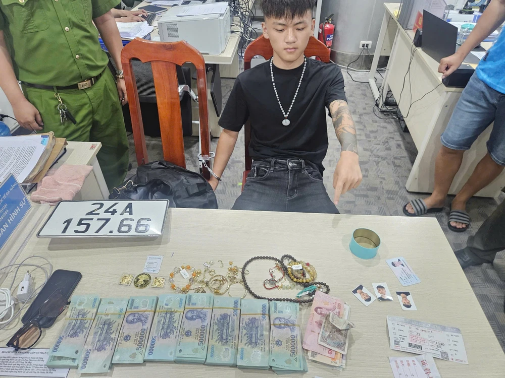 Công an thu giữ toàn bộ tang vật ăn trộm sau khi hai nghi phạm ra sân bay Đà Nẵng định bỏ trốn. Ảnh: CA.