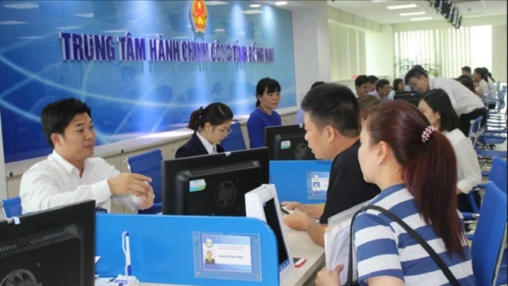 Với Chính quyền thân thiện, mỗi cán bộ, công chức phải gương mẫu và thực hiện nghiêm các quy định, chuẩn mực về đạo đức, lối sống, thực hiện tốt 'nụ cười công sở'.