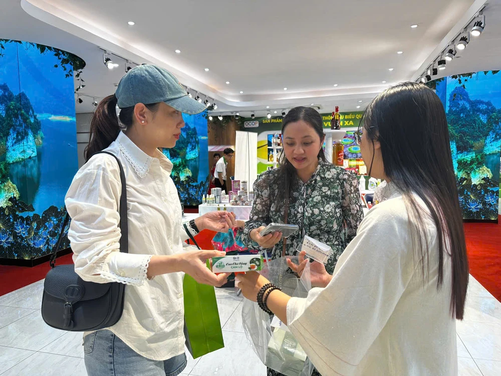 Nhiều du khách mua đặc sản Quảng Trị tại showroom.