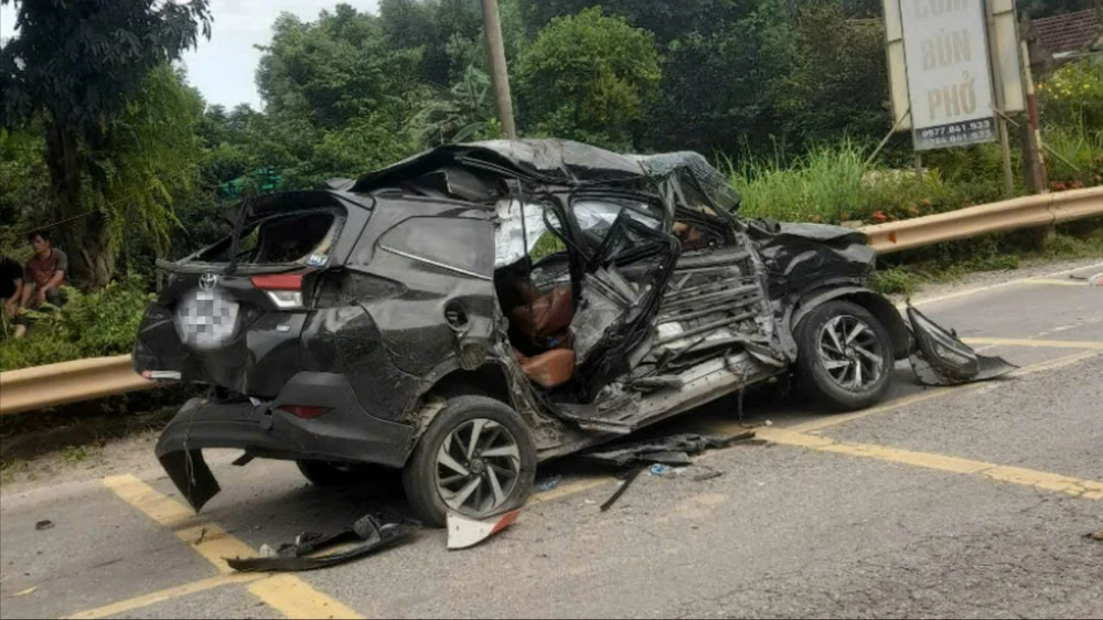 Ô tô con bẹp dúm sau va chạm với xe đầu kéo, bốn người thương vong.