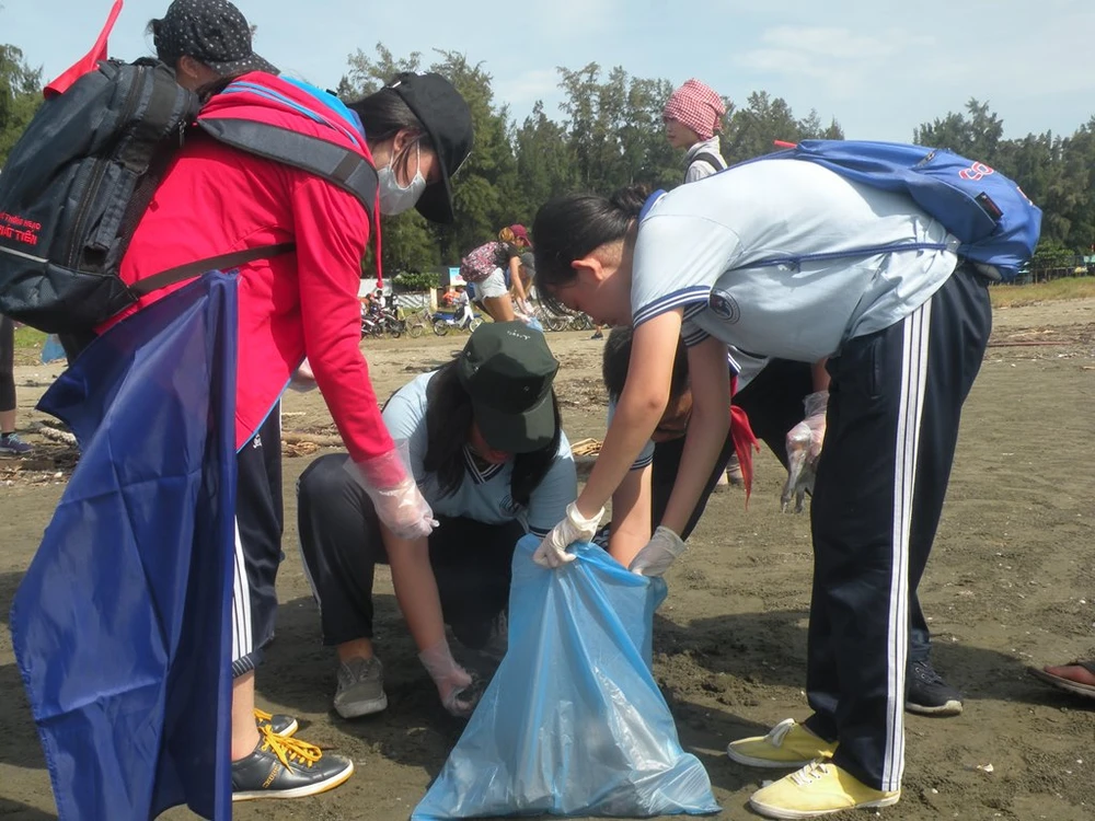 Yêu biển bắt đầu từ... nhặt rác ảnh 1 Yêu biển bắt đầu từ... nhặt rác ảnh 1