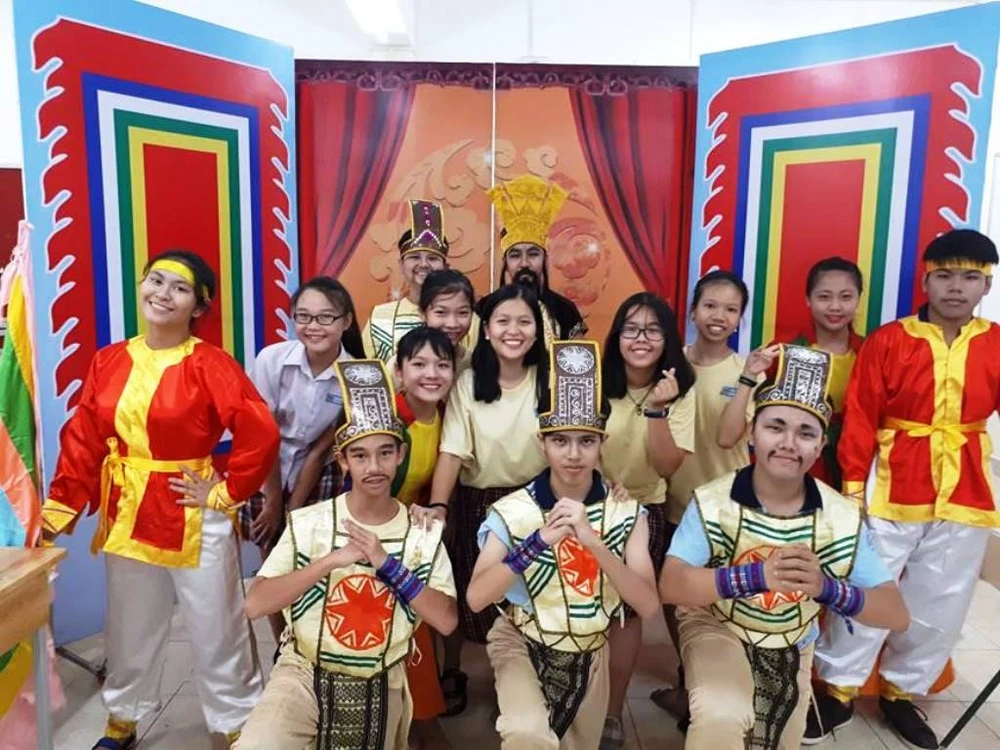 Khi thầy dạy Anh văn làm đạo diễn, trò mê kịch nói ảnh 1