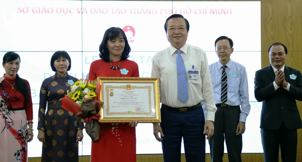 TP.HCM: Trao tặng danh hiệu nhà giáo ưu tú ảnh 1
