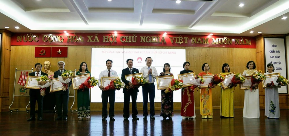 TP.HCM: Trao tặng danh hiệu nhà giáo ưu tú ảnh 2
