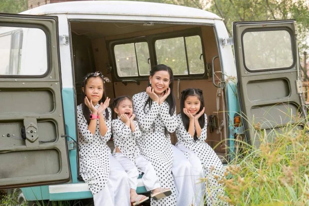Ngắm chùm ảnh áo dài siêu dễ thương của 4 mẹ con ảnh 12