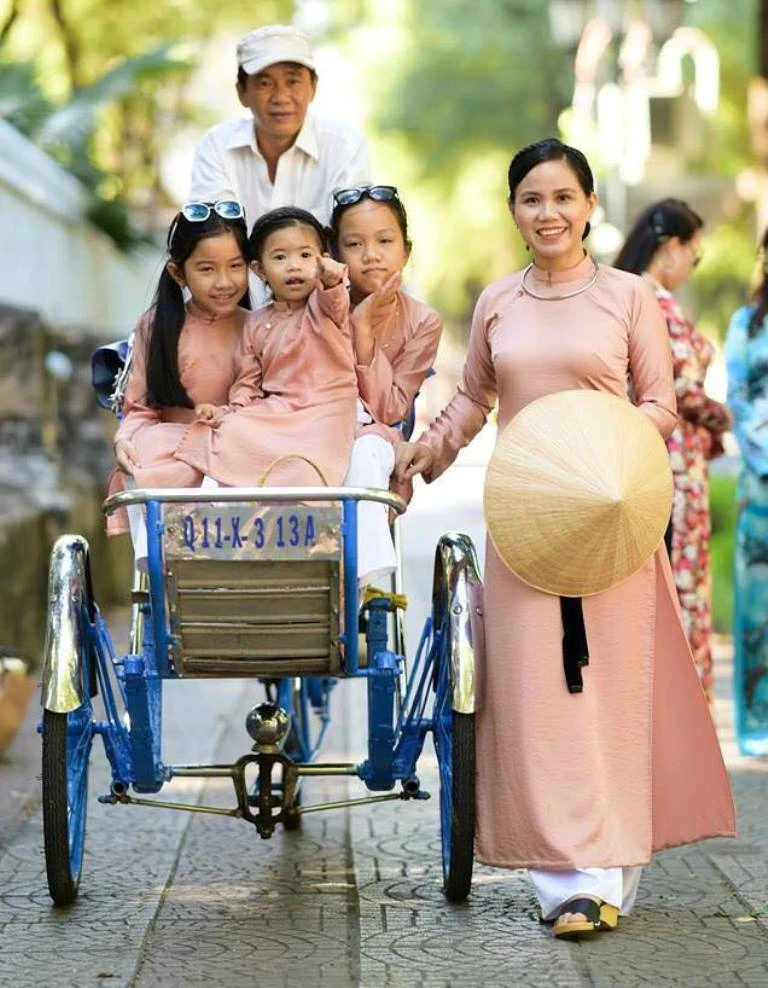 Ngắm chùm ảnh áo dài siêu dễ thương của 4 mẹ con ảnh 13