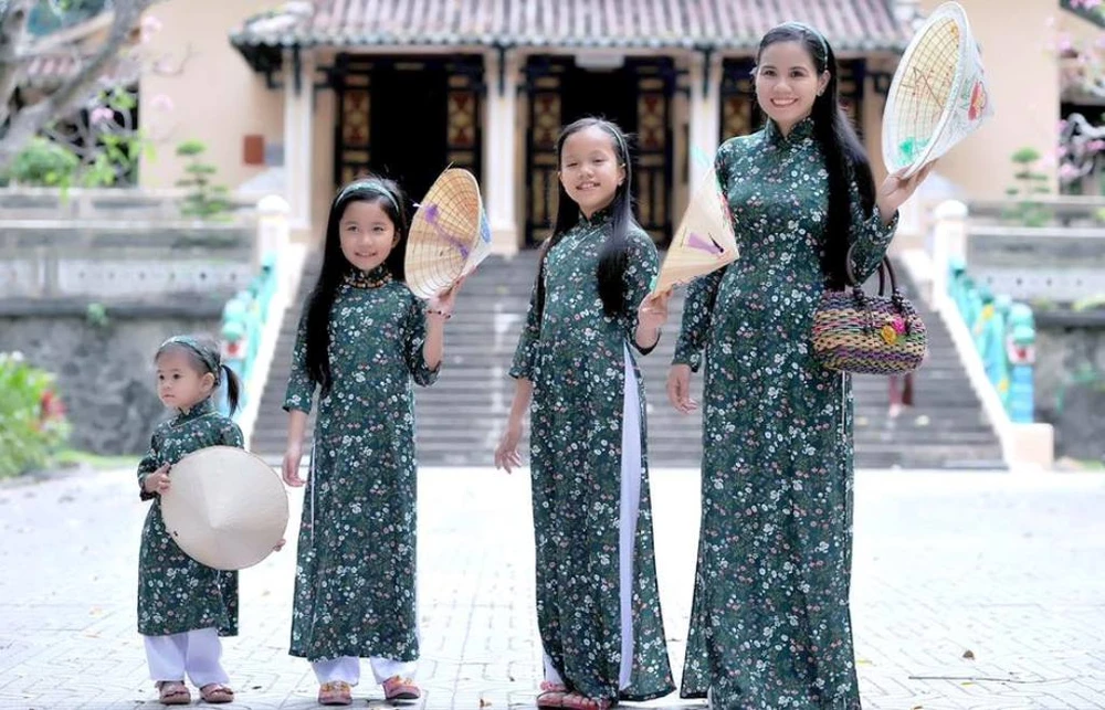 Ngắm chùm ảnh áo dài siêu dễ thương của 4 mẹ con ảnh 3
