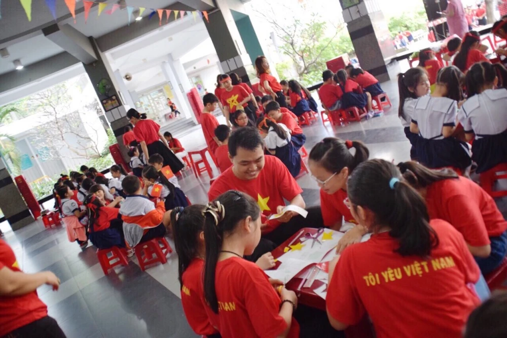 Dễ thương: Cô trò xếp hình trái tim ủng hộ U23 Việt Nam ảnh 4