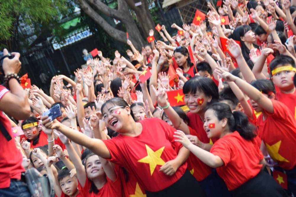 Dễ thương: Cô trò xếp hình trái tim ủng hộ U23 Việt Nam ảnh 7