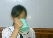 Cô giáo phạt học sinh uống nước vắt từ giẻ lau bảng