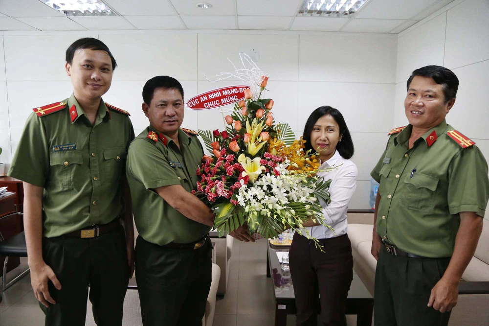 Nhiều cơ quan, đơn vị chúc mừng báo Pháp Luật TP.HCM dịp 21-6 ảnh 7